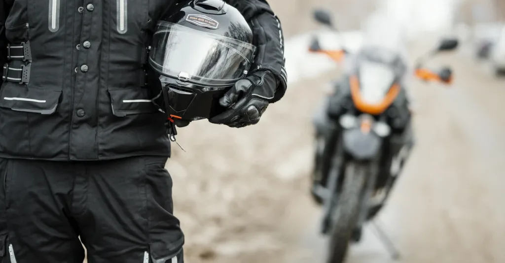 men-riding-motorcycle-in-winter.